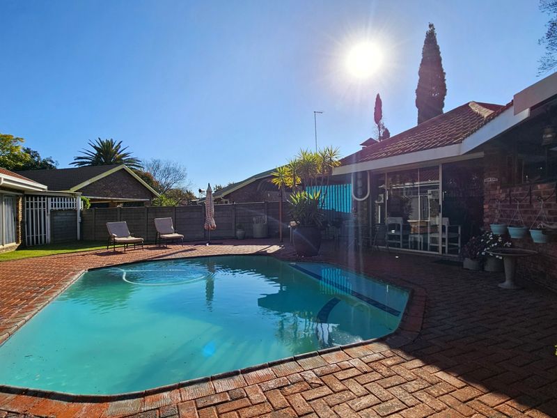 An entertainer’s dream home in Falcon Ridge. - Photo 1