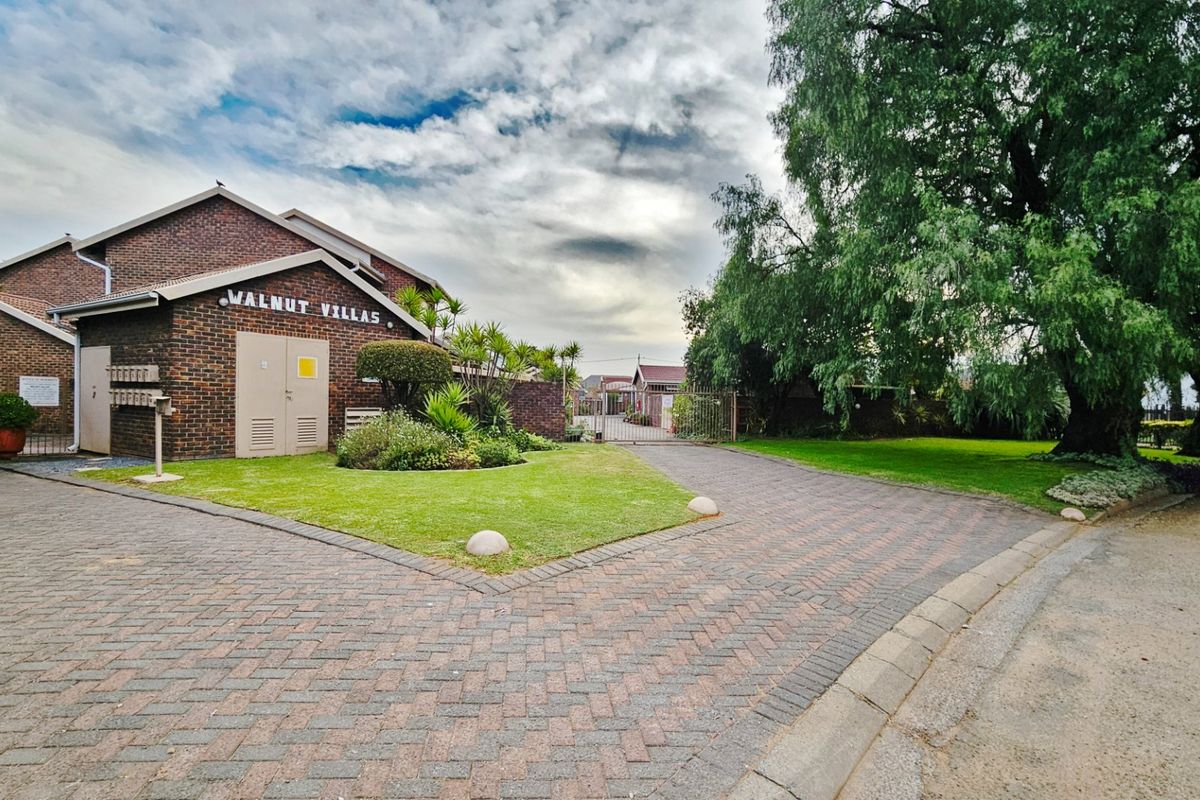 Flawless townhouse in Three Rivers. - Photo 2