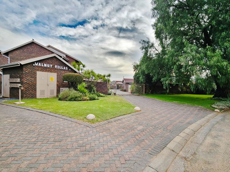 Flawless townhouse in Three Rivers. - Photo 2