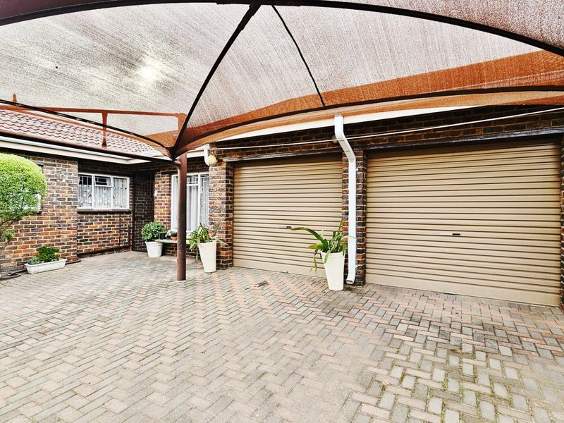 Flawless townhouse in Three Rivers. - Photo 1