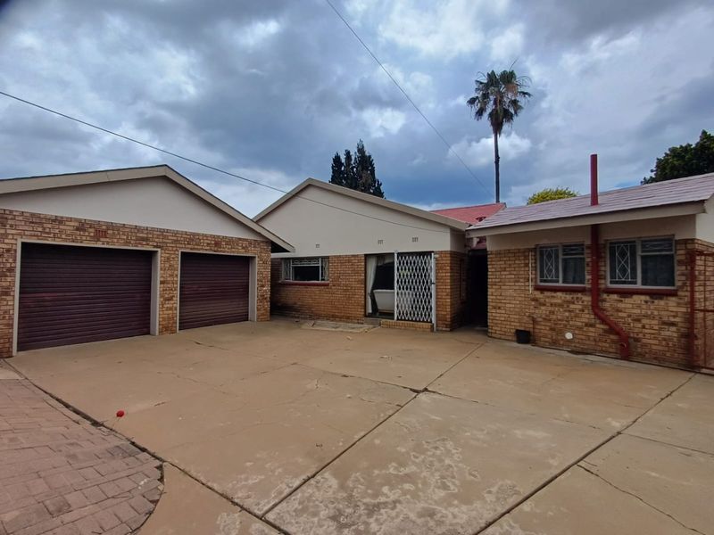 A Spacious Family Gem in the Heart of Flimieda - Photo 3