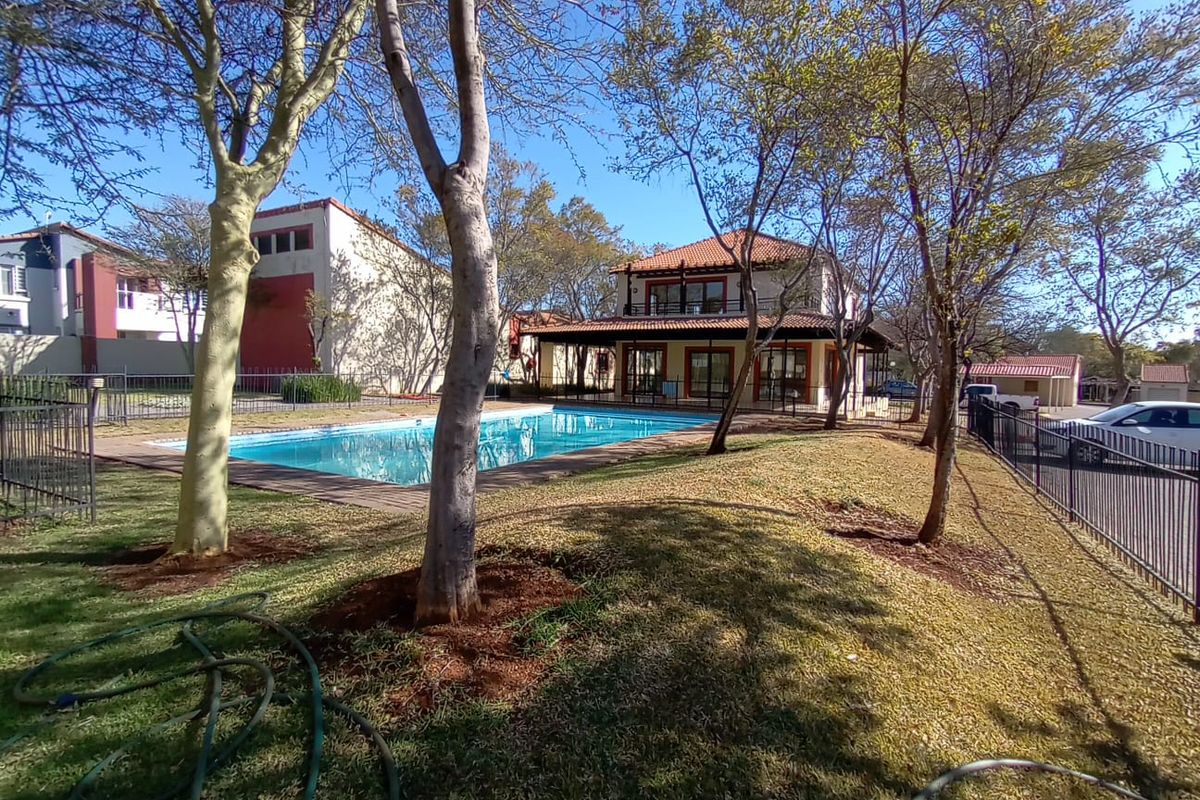 Ground-Floor Bachelor in Oukraal Estate - Photo 2