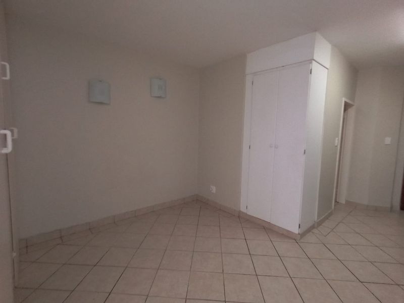 Ground-Floor Bachelor in Oukraal Estate - Photo 7