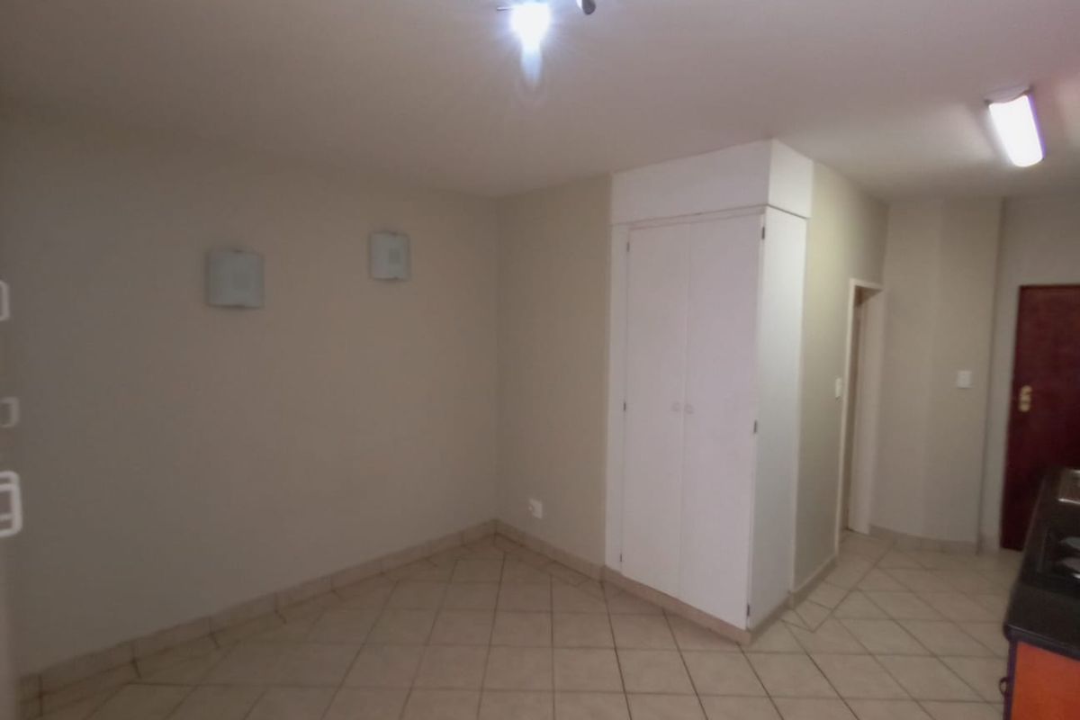 Ground-Floor Bachelor in Oukraal Estate - Photo 4