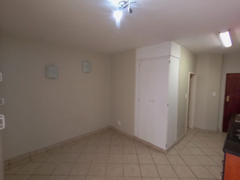 Ground-Floor Bachelor in Oukraal Estate - Photo 4