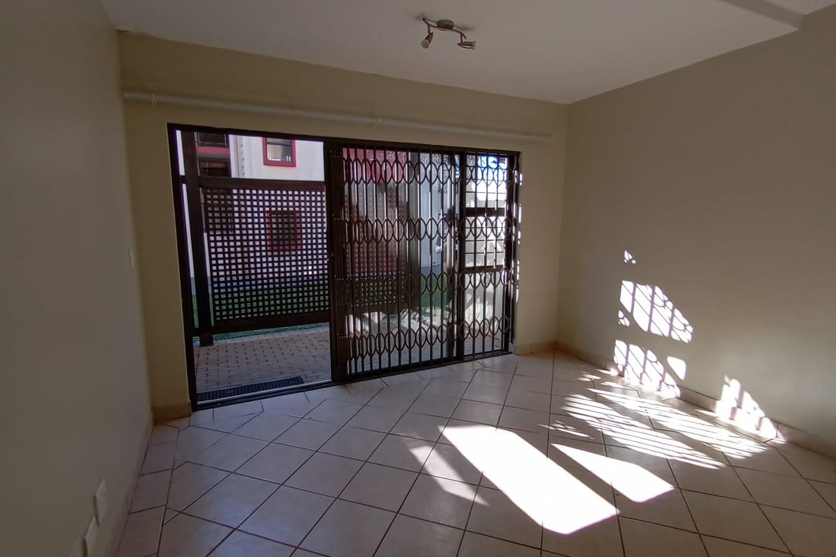 Ground-Floor Bachelor in Oukraal Estate - Photo 3