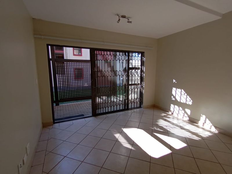 Ground-Floor Bachelor in Oukraal Estate - Photo 3