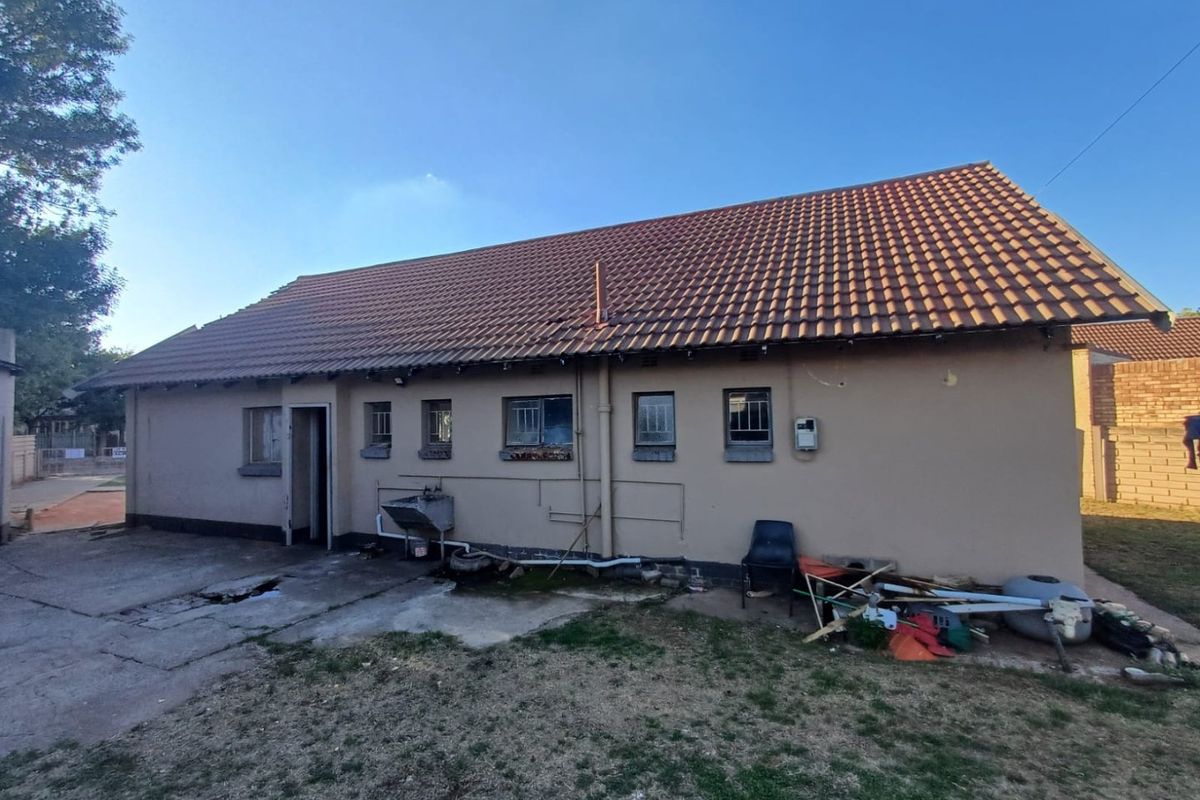 A Charming Family Home with Great Potential in Stilfontein Ext 4 - Photo 2