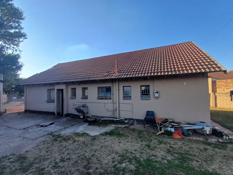 A Charming Family Home with Great Potential in Stilfontein Ext 4 - Photo 2