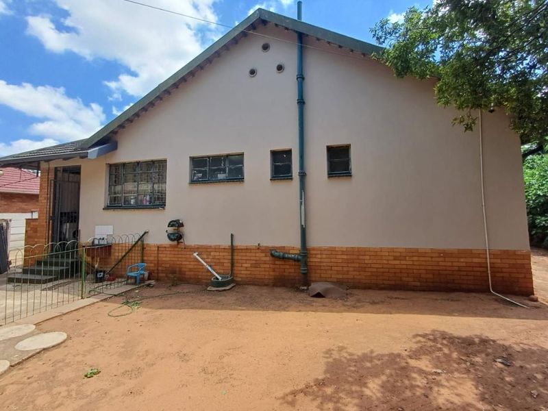 A Spacious and Welcoming Family Home in Stilfontein Ext 1 - Photo 2