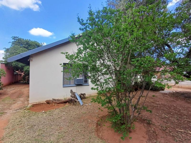 A Spacious and Welcoming Family Home in Stilfontein Ext 1 - Photo 3