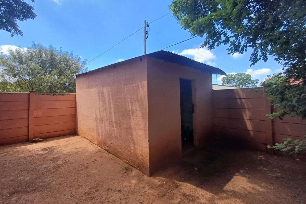 A Spacious and Welcoming Family Home in Stilfontein Ext 1 - Photo 5