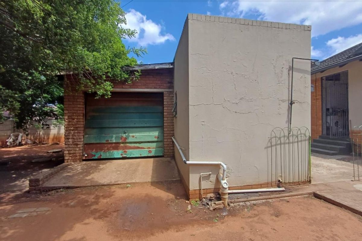 A Spacious and Welcoming Family Home in Stilfontein Ext 1 - Photo 4