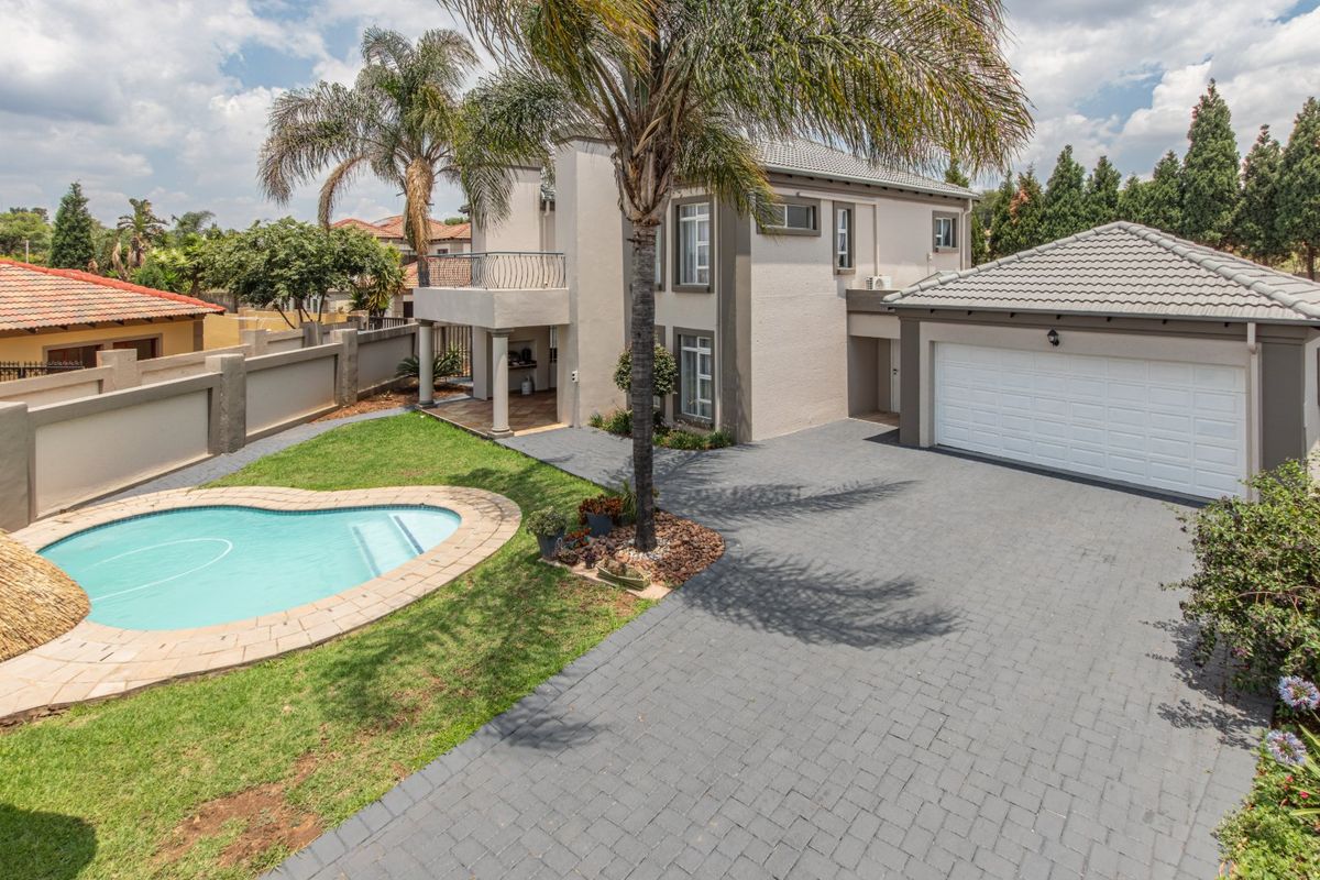 Elegant 5 Bedroom Family Home in a Sought-After Secure Estate in Ruimsig  - Photo 2