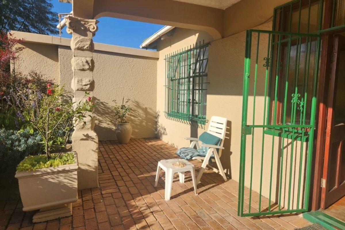 3 Bedroom House For Sale in Kensington - Photo 2