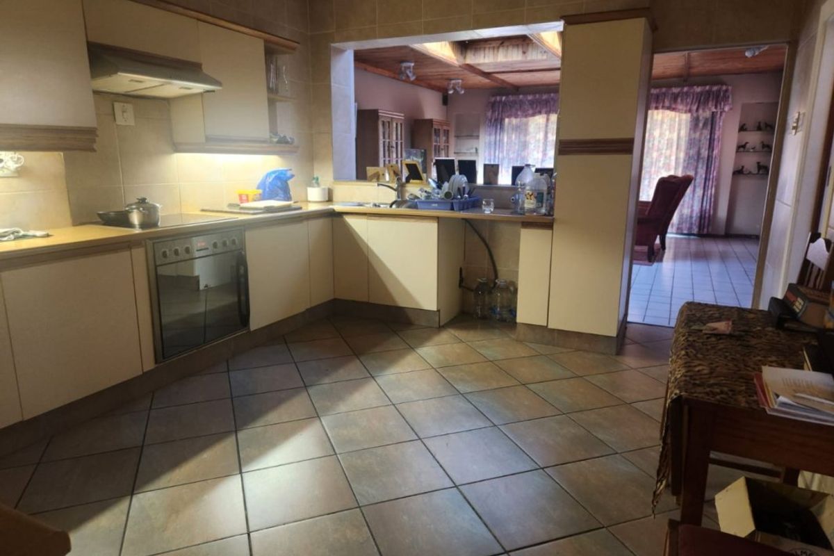 3 Bedroom House For Sale in Kensington - Photo 5