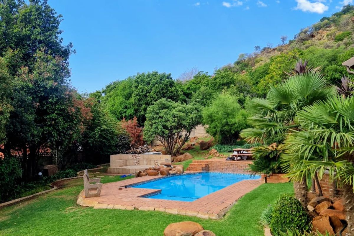 Oasis in Naturena with Immaculate Features - Photo 2