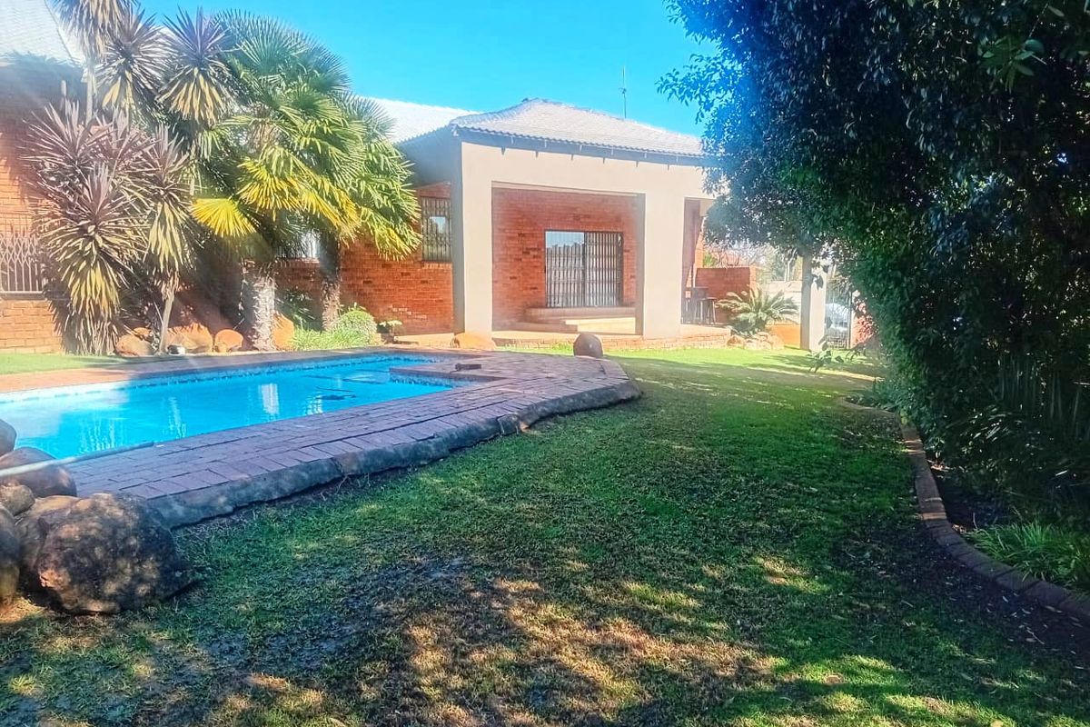 Oasis in Naturena with Immaculate Features - Photo 3