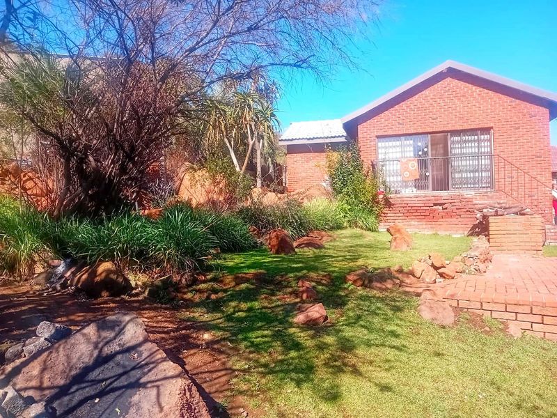 Oasis in Naturena with Immaculate Features - Photo 9