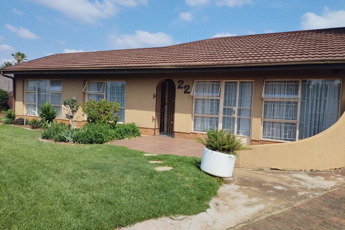 4 Bedroom House for Sale in Lodeyko  - Photo 2