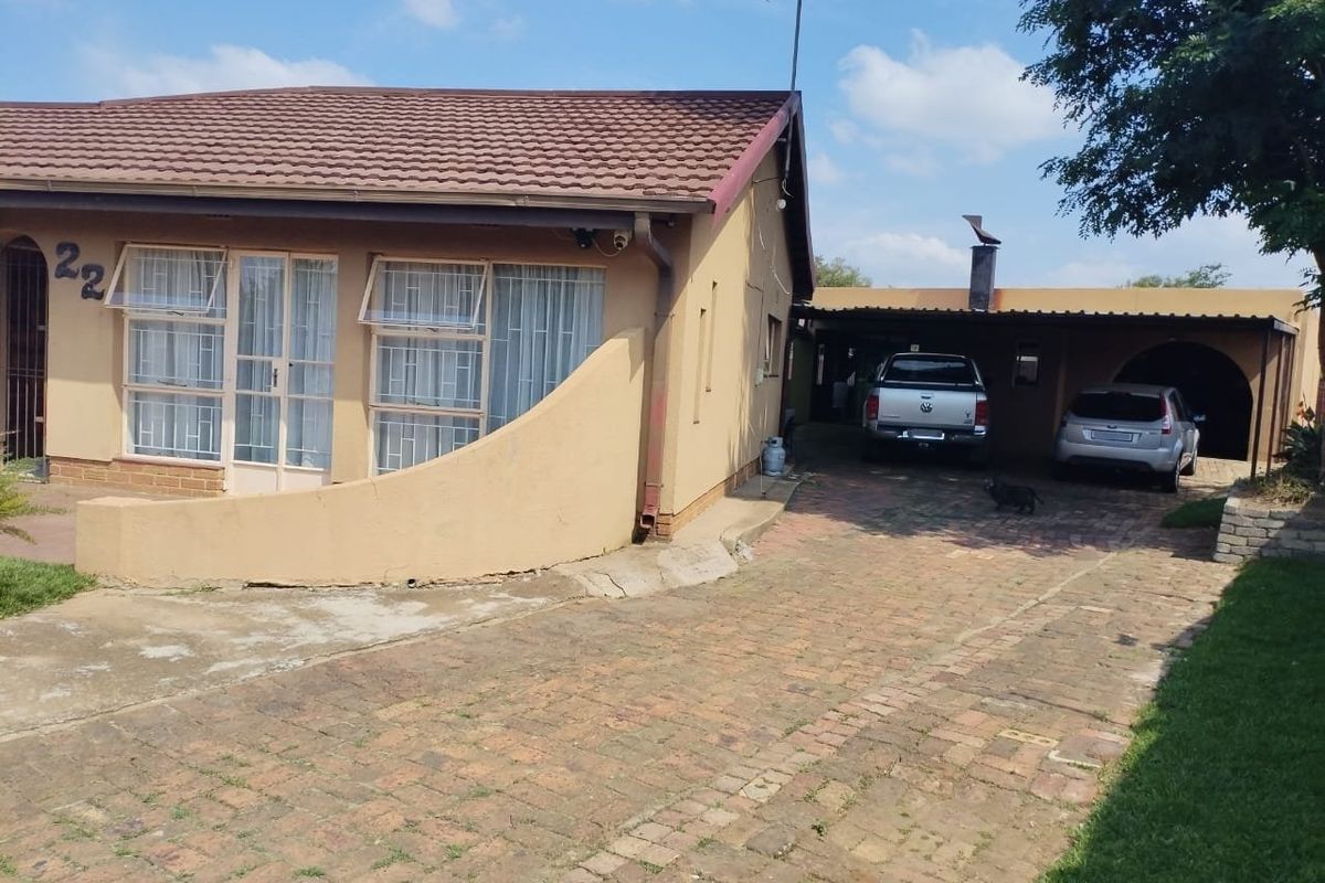 4 Bedroom House for Sale in Lodeyko  - Photo 4