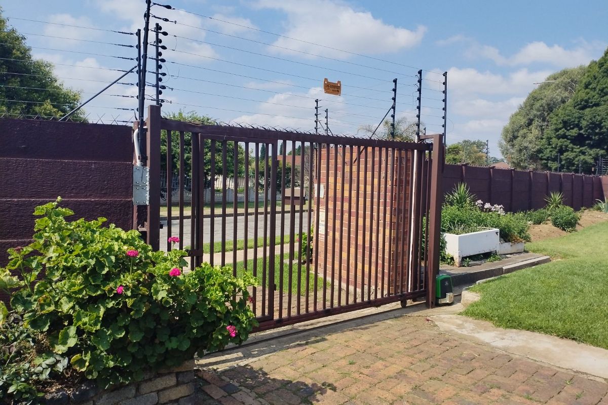 4 Bedroom House for Sale in Lodeyko  - Photo 3