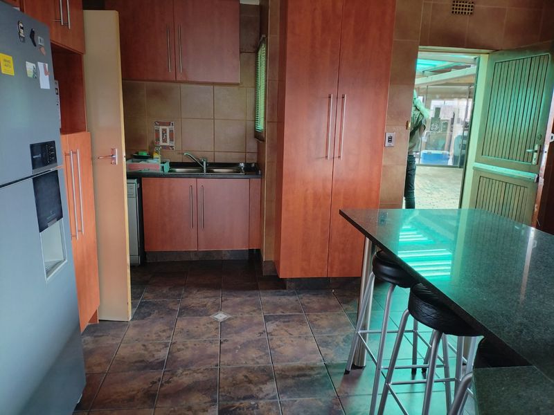 4 Bedroom House for Sale in Lodeyko  - Photo 8