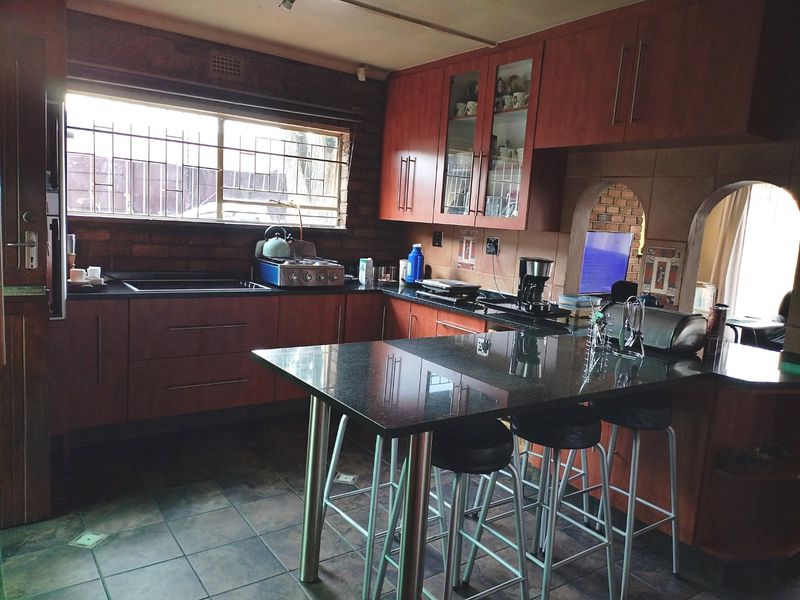 4 Bedroom House for Sale in Lodeyko  - Photo 7