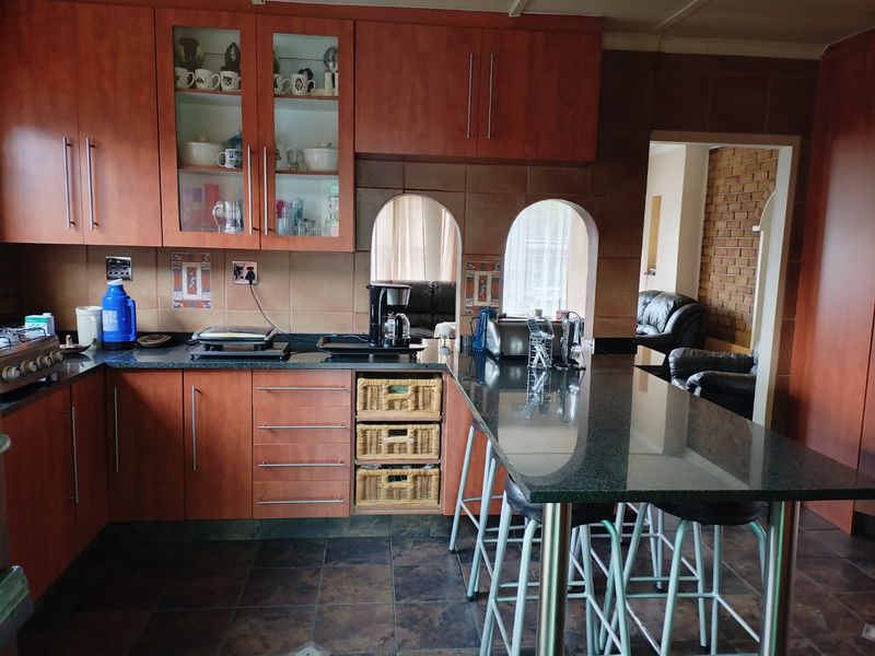 4 Bedroom House for Sale in Lodeyko  - Photo 6