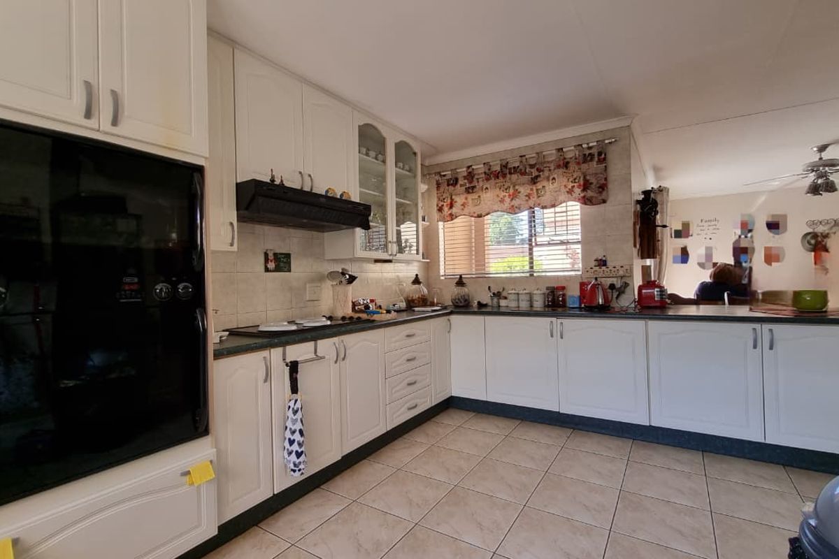 Impressive simplex unit in Three Rivers Proper. - Photo 4