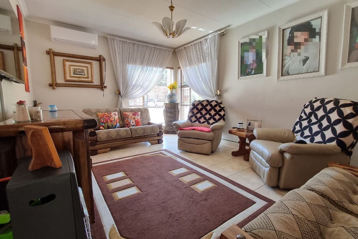 Impressive simplex unit in Three Rivers Proper. - Photo 2