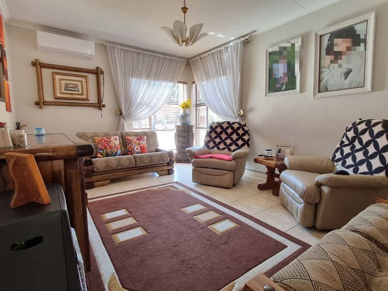 Impressive simplex unit in Three Rivers Proper. - Photo 2