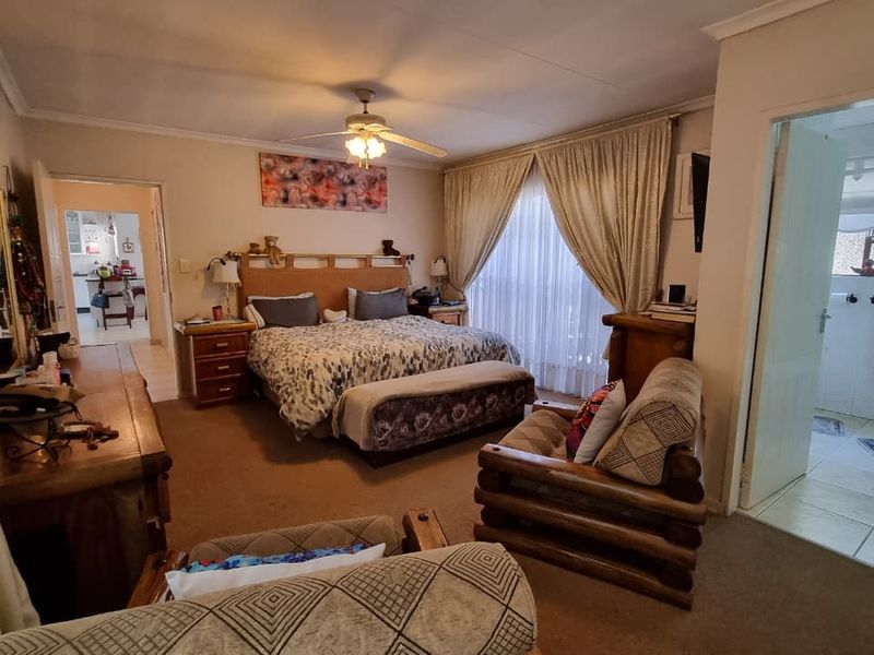 Impressive simplex unit in Three Rivers Proper. - Photo 10