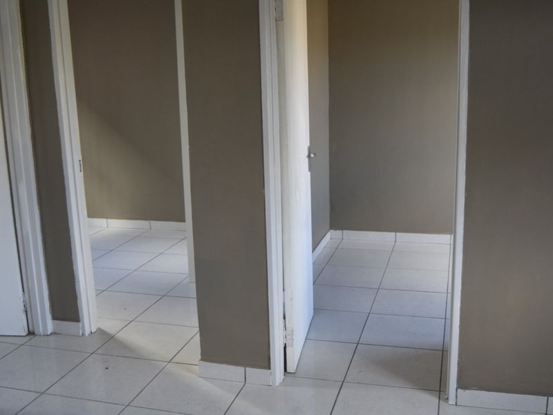 2 Bedroom Flat  To Rent - Ground Floor Unit - Photo 4