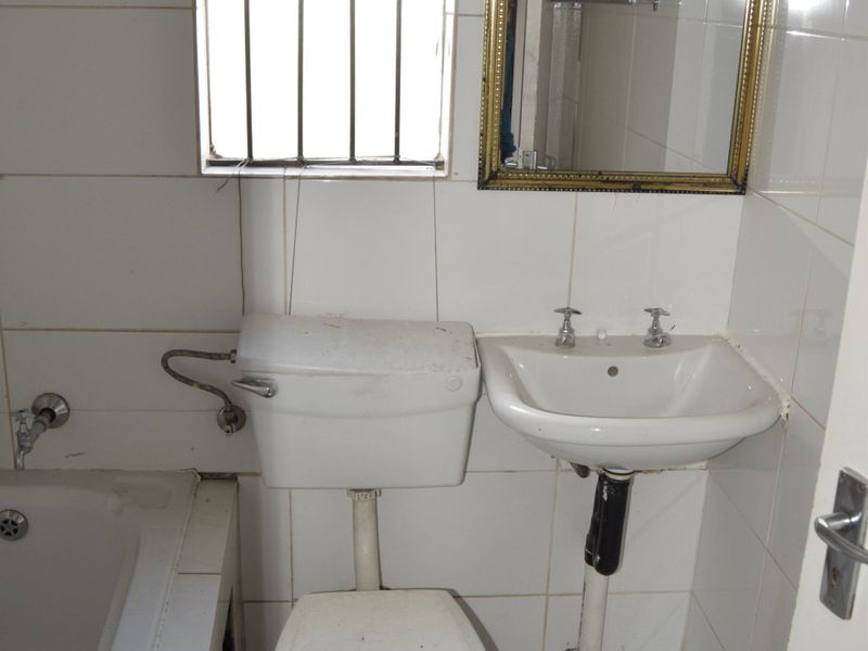 2 Bedroom Flat  To Rent - Ground Floor Unit - Photo 9