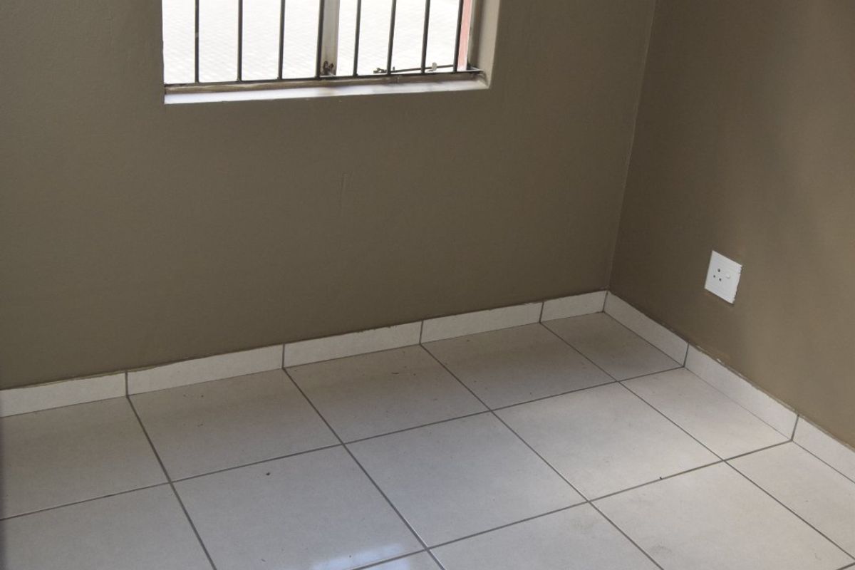 2 Bedroom Flat  To Rent - Ground Floor Unit - Photo 3