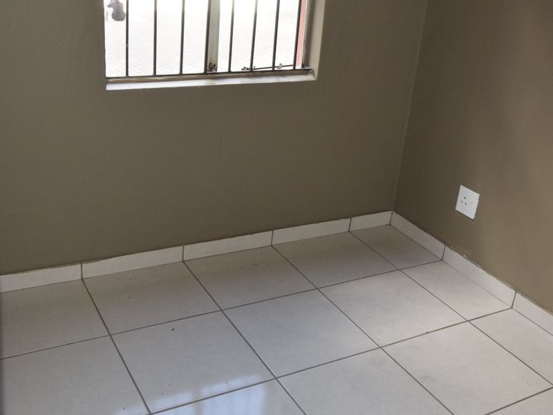 2 Bedroom Flat  To Rent - Ground Floor Unit - Photo 3