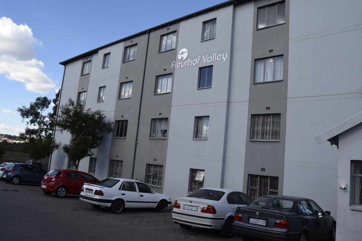 2 Bedroom Flat  To Rent - Ground Floor Unit - Photo 2
