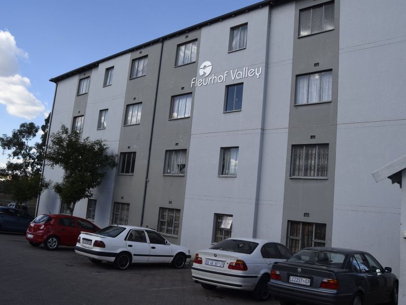 2 Bedroom Flat  To Rent - Ground Floor Unit - Photo 2