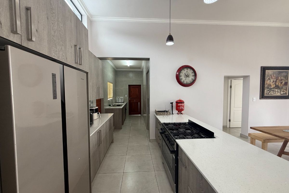 Beautiful Newly Built Family Home for Sale in Kosmos Ridge Estate - Photo 2