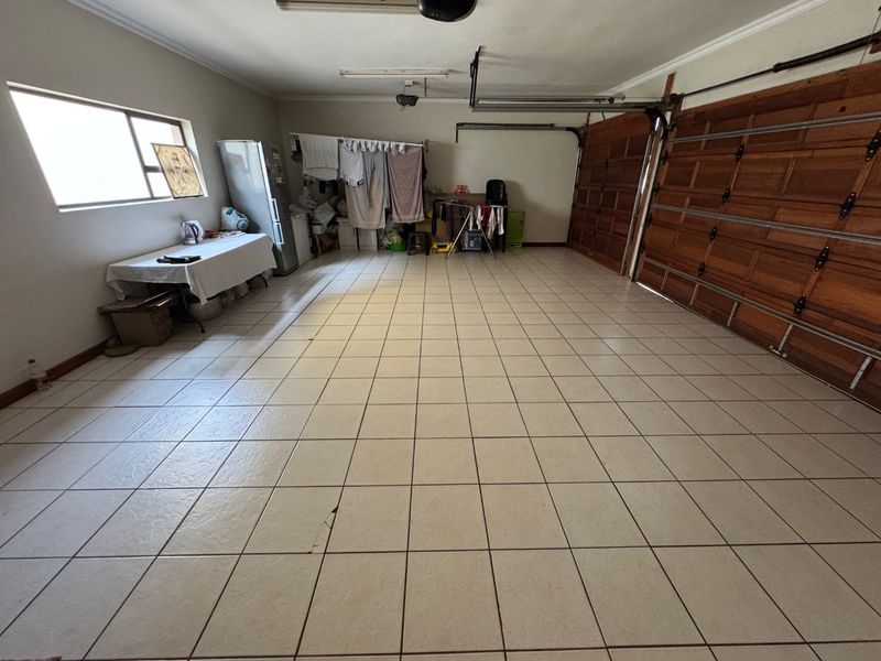 Spacious Family Home Features - Photo 2