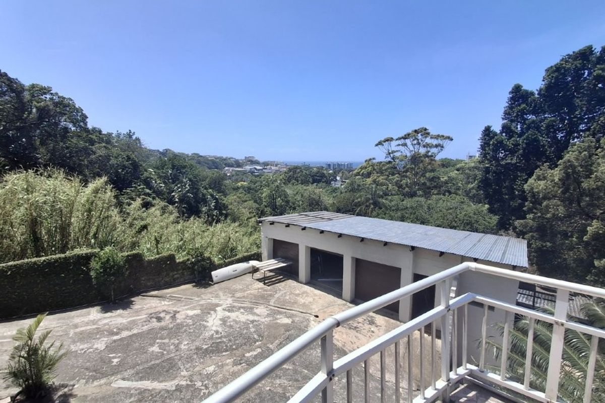 Unique 3-Bedroom Home With 7 Income Generating Flats. This is truly an investors Dream... - Photo 4