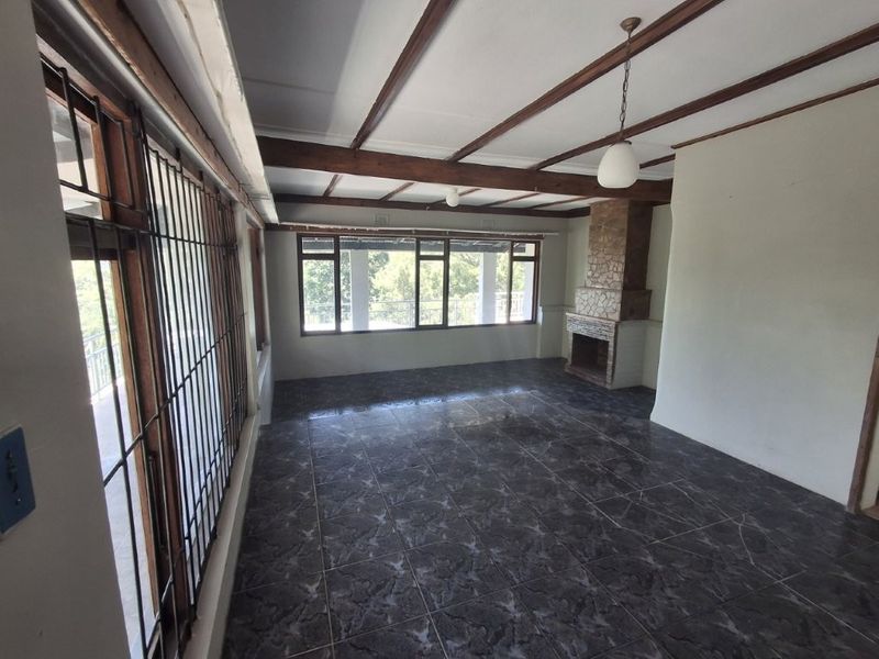 Unique 3-Bedroom Home With 7 Income Generating Flats. This is truly an investors Dream... - Photo 9
