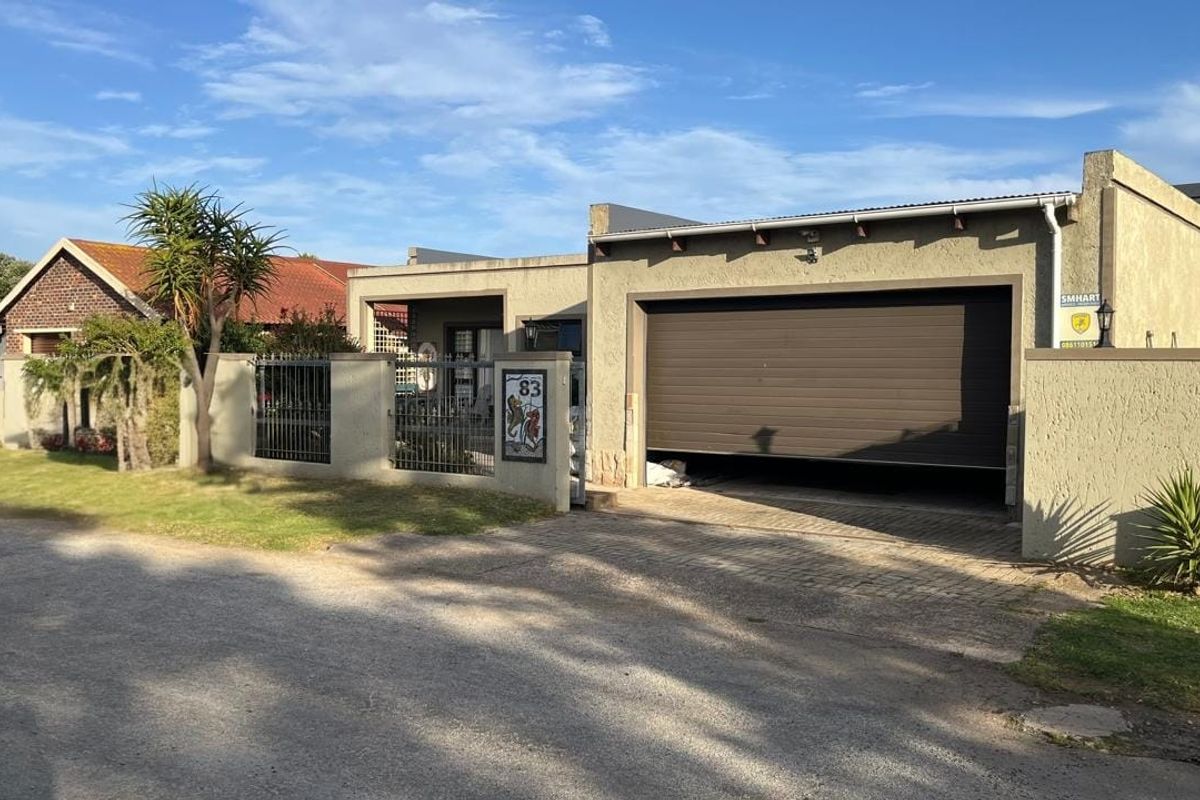 Stylish 3-bedroom home built around a modern entertainment area - Photo 4