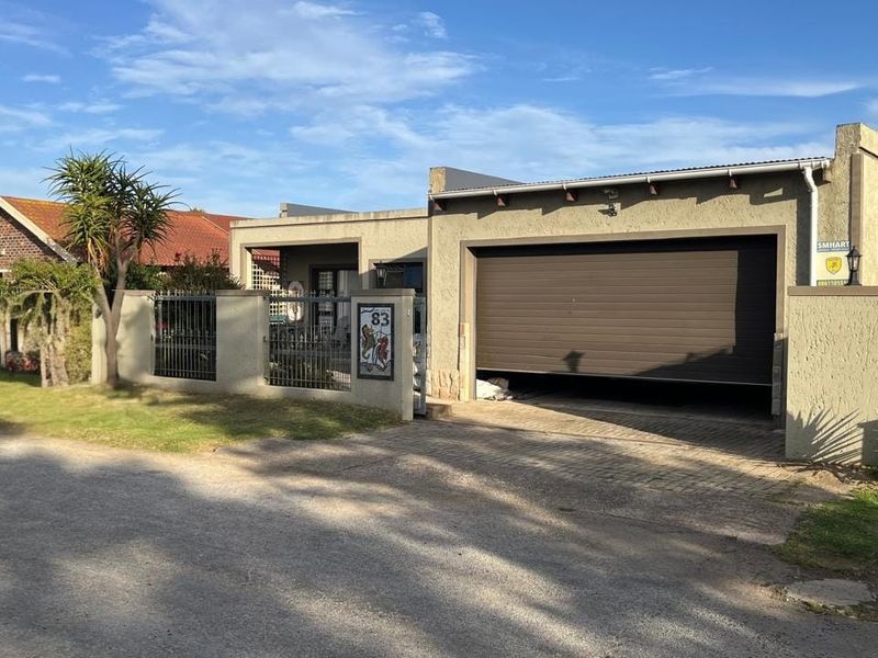 Stylish 3-bedroom home built around a modern entertainment area - Photo 4