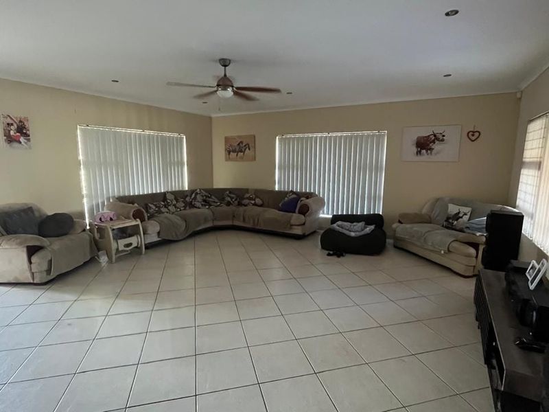 Stylish 3-bedroom home built around a modern entertainment area - Photo 10