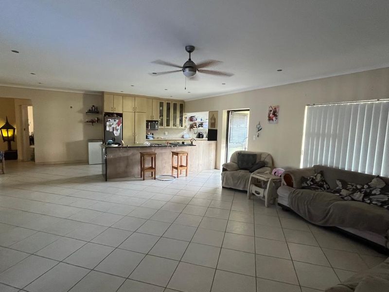 Stylish 3-bedroom home built around a modern entertainment area - Photo 9