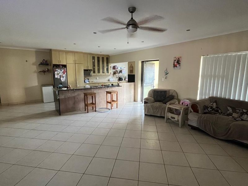 Stylish 3-bedroom home built around a modern entertainment area - Photo 8