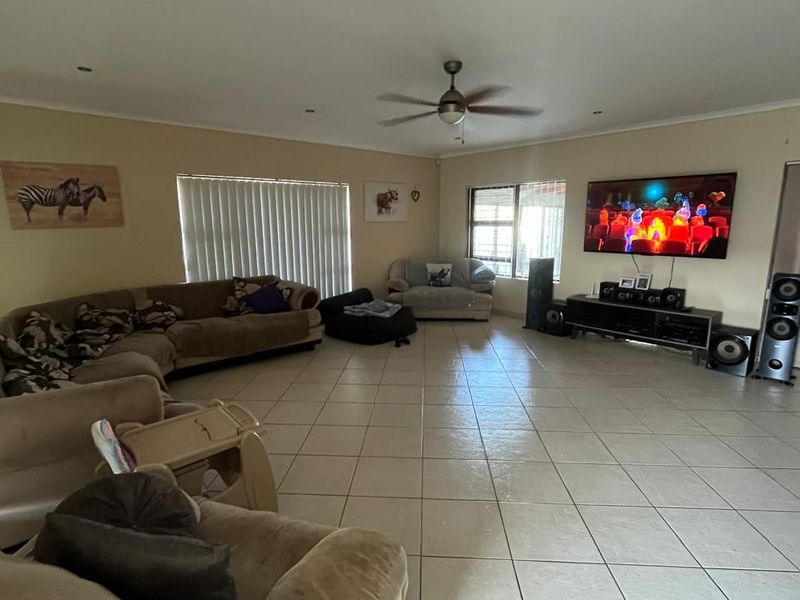 Stylish 3-bedroom home built around a modern entertainment area - Photo 7