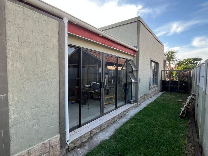 Stylish 3-bedroom home built around a modern entertainment area - Photo 6